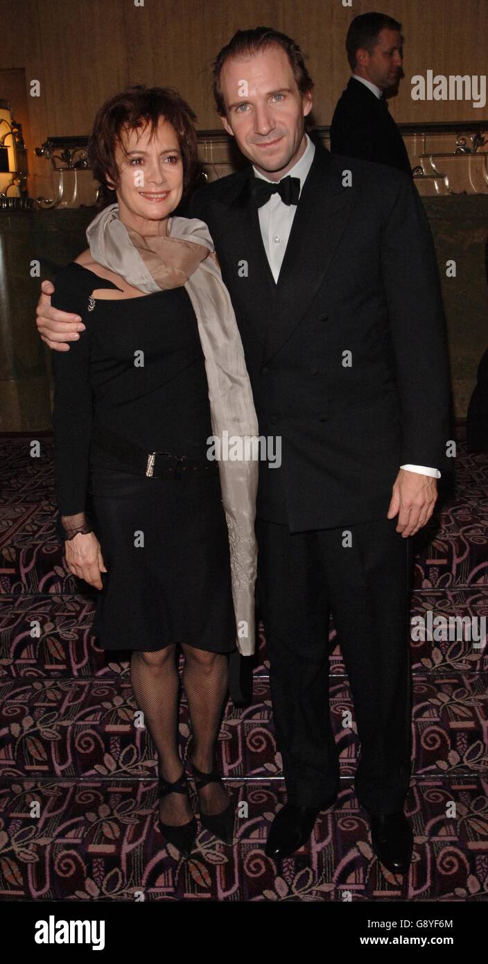 Ralph Fiennes und Francesca Annis kommen bei der Party für den neuen Film "The Constant Gardener", im Odeon, Leicester Square, Central London, Mittwoch, 19. Oktober 2005. Die Premiere markiert den Eröffnungsabend des Times bfi London Film Festival. Siehe PA Geschichte SHOWBIZ Gardener. DRÜCKEN Sie VERBANDSFOTO. Bildnachweis sollte lauten: Ian West/PA Stockfoto
