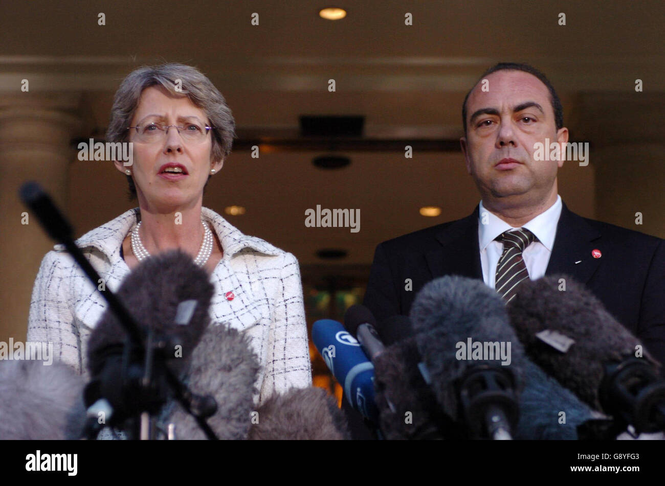 Die Gesundheitsministerin Patricia Hewitt und der für Gesundheit und Verbraucherschutz zuständige EU-Kommissar Markos Kyprianou sprechen bei einer Pressekonferenz vor dem Grove in Chandlers Cross, Hertfordshire, Donnerstag, 20. Oktober 2005, mit den Medien. Nach einem informellen Treffen der Gesundheitsminister der Europäischen Union heute. Siehe PA Geschichte GESUNDHEIT BirdFlu. DRÜCKEN Sie VERBANDSFOTO. Bildnachweis sollte lauten: Johnny Green/PA Stockfoto