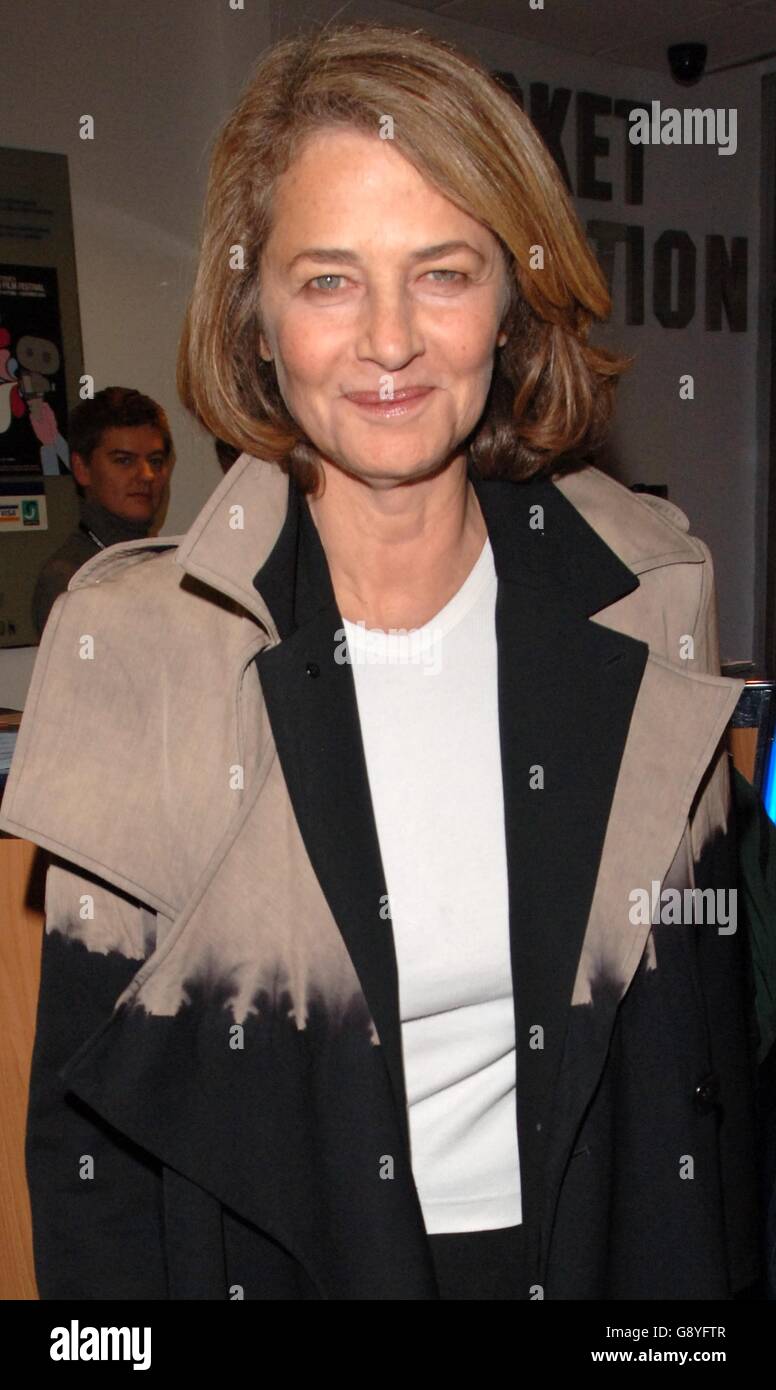 Die Schauspielerin Charlotte Rampling kommt bei der britischen Premiere von 'Elizabethtown' der BFI London Film Week im Odeon West End im Zentrum von London, Donnerstag, 20. Oktober 2005. DRÜCKEN Sie VERBANDSFOTO. Bildnachweis sollte lauten: Ian West/PA Stockfoto