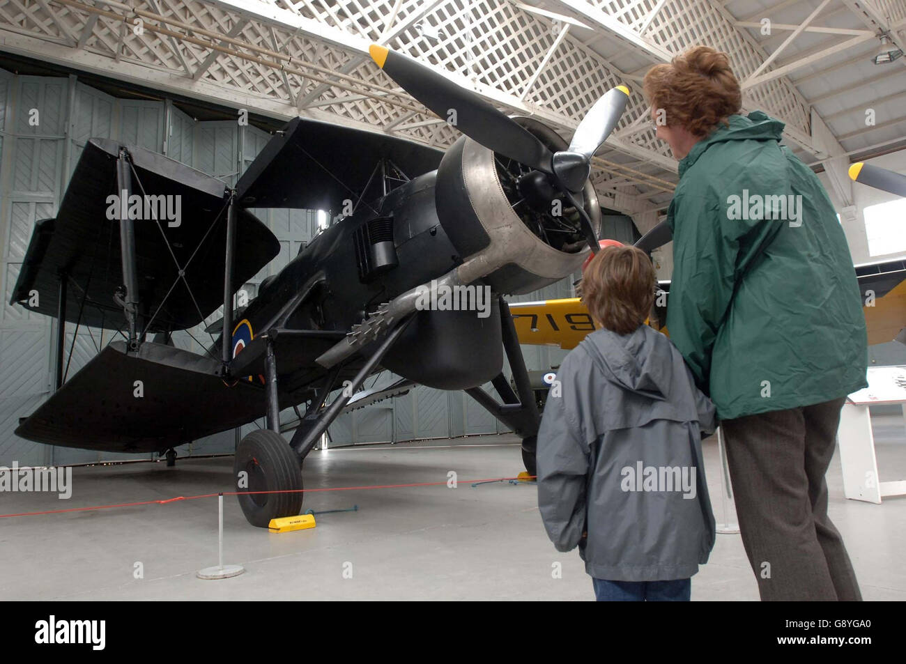 Besucher des Imperial war Museum in Duxford, Cambridgeshire, sehen sich einen neu restaurierten Fairey-Schwertfisch an, der am Montag, den 24. Oktober 2005, in Anwesenheit ehemaliger Schwertfisch-Besatzungsmitglieder enthüllt wurde. DRÜCKEN SIE VERBANDSFOTO. Bildnachweis sollte lauten: Stefan Rousseau/PA Stockfoto