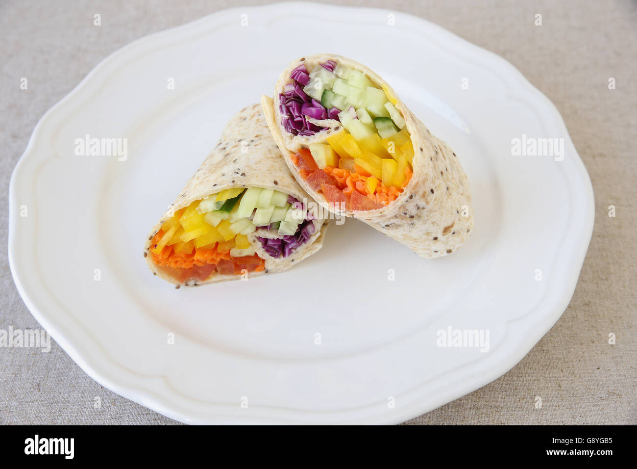 Gehen Grün Regenbogen Salat Tortilla wraps Stockfoto