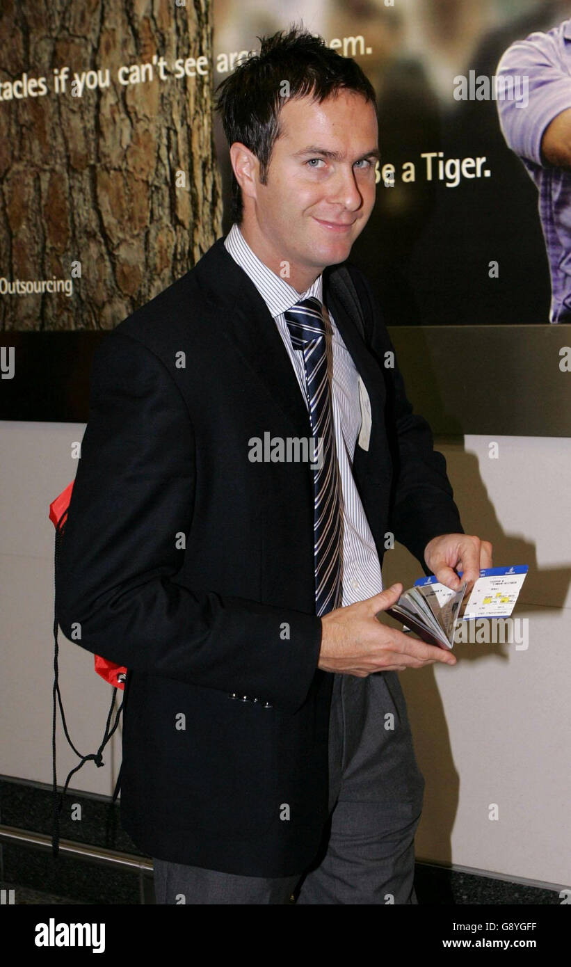 England Kapitän Michael Vaughan macht sich am Dienstag, den 25. Oktober 2005 vom Flughafen Heathrow in London auf den Weg. England spielt Pakistan in der ersten Etappe ihrer Wintertour, bestehend aus drei Testspielen und fünf One-Day-Internationals. Siehe PA Geschichte CRICKET England. DRÜCKEN Sie VERBANDSFOTO. Bildnachweis sollte lauten: Tim Ockenden/PA. **** Stockfoto