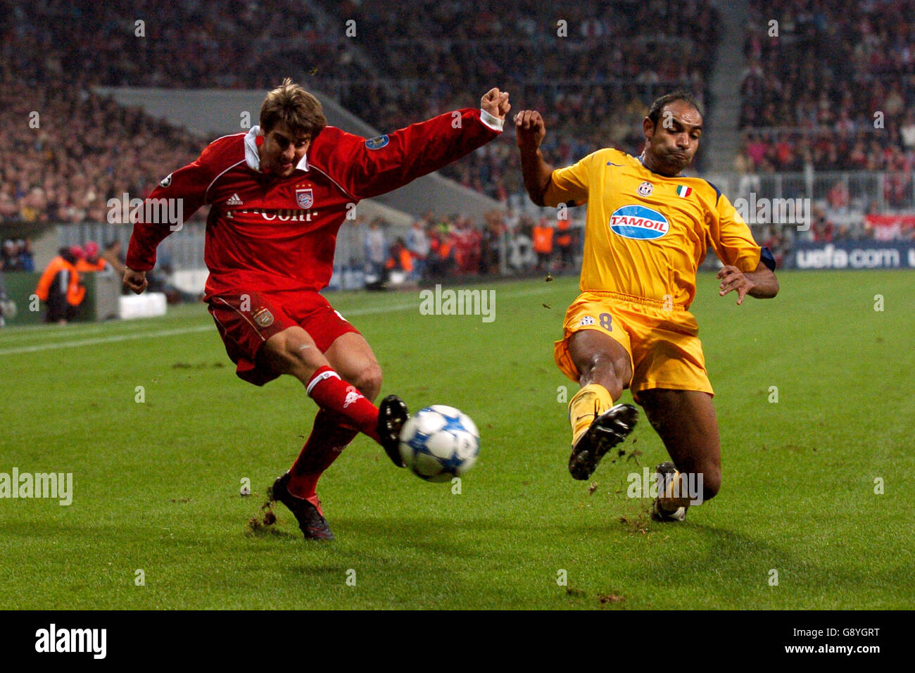 Fußball - UEFA Champions League - Gruppe A - Bayern München / Juventus - Allianz Arena. Der FC Bayern München, Sebastian Deisler, kreuzt unter dem Druck von Juventus' Emerson Stockfoto