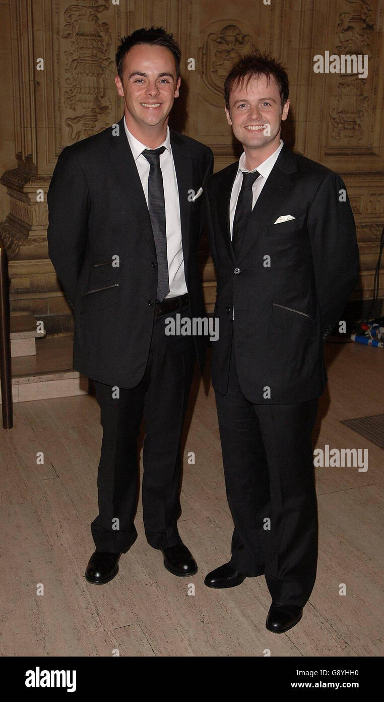 Anthony McPartlin (links) und Declan Donnelly, Ant und Dec, treffen am Dienstag, den 25. Oktober 2005, zur Verleihung der National Television Awards 2005 (NTA) in der Royal Albert Hall im Zentrum von London ein. Siehe PA Story SHOWBIZ Awards. DRÜCKEN SIE VERBANDSFOTO. Der Bildnachweis sollte lauten: Ian West/PA Stockfoto