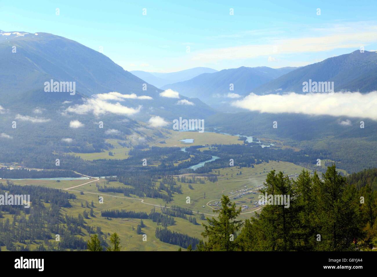 29. Juni 2016 - Aletai, Aletai, CHN - Aletai, China - 29. Juni 2016: (Nur zur redaktionellen Verwendung. CHINA aus) Wolkenmeer zeigt oft an Kanas-See. Es ist ein See in Altay Präfektur, Xinjiang, China. Der See liegt in einem Tal im Altai-Gebirge nahe der Nordspitze von Xinjiang und der Provinz grenzt an Kasachstan, der Mongolei und Russland. Der See entstand im Quartär durch die Bewegung der Gletscher vor rund 200.000 Jahren. Der Halbmond geformte See hat eine geschätzte Wasserspeicherkapazität von 53,8 Milliarden Kubikmetern, gepaart mit einer durchschnittlichen Tiefe von rund Stockfoto