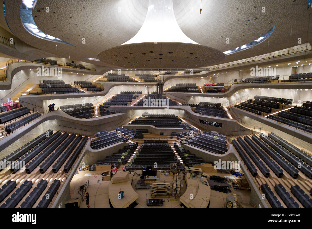 Techniker arbeiten in der großen Halle, in der Sitzgelegenheiten und ein Organ bereits eingebaut, die Elbphilharmonie in Hamburg, Deutschland, 29. Juni 2016 sind. Termingerecht die Präsentation des Schlüssels, der große Konzertsaal der freien und Hansestadt Hamburg von Bauunternehmen Hochtief am 30. Juni 2016 erhalten. Foto: Axel Heimken/dpa Stockfoto