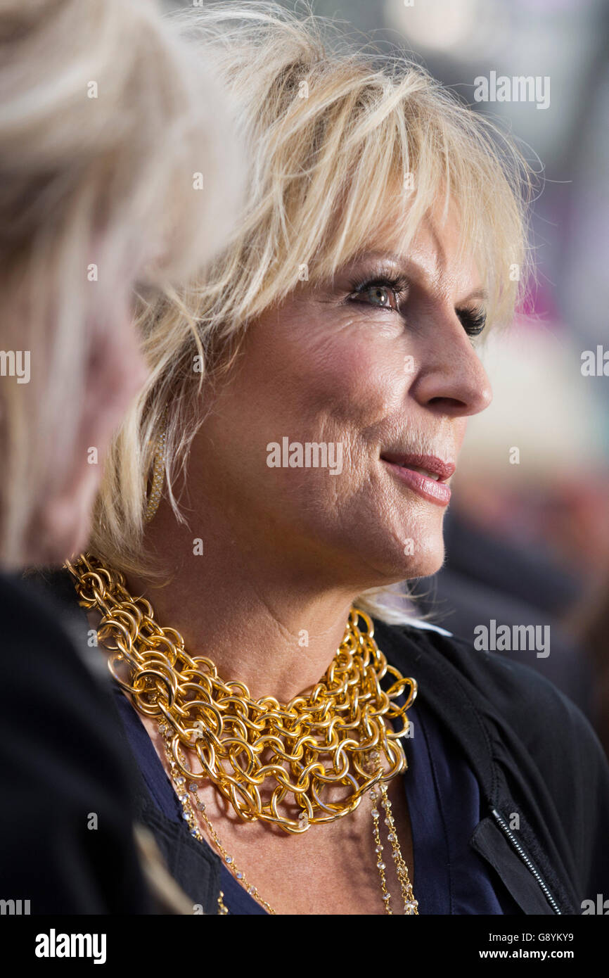 London, UK. 29. Juni 2016. Schauspielerin Jennifer Saunders. Welt-Premiere von Absolutely Fabulous - der Film im Londoner Leicester Square. Bildnachweis: Lebendige Bilder/Alamy Live-Nachrichten Stockfoto