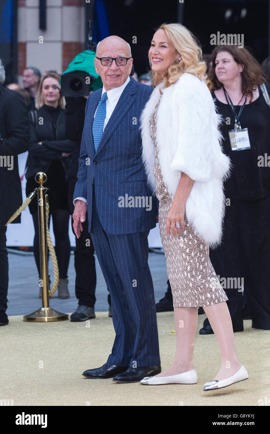 London, UK. 29. Juni 2016. Rupert Murdoch und Jerry Hall. Welt-Premiere von Absolutely Fabulous - der Film im Londoner Leicester Square. Bildnachweis: Lebendige Bilder/Alamy Live-Nachrichten Stockfoto