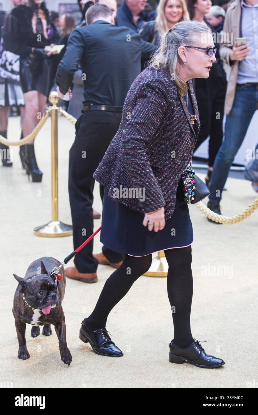 London, UK. 29. Juni 2016. Schauspielerin Carrie Fisher mit ihrem Hund Gary. Welt-Premiere von Absolutely Fabulous - der Film im Londoner Leicester Square. Bildnachweis: Lebendige Bilder/Alamy Live-Nachrichten Stockfoto