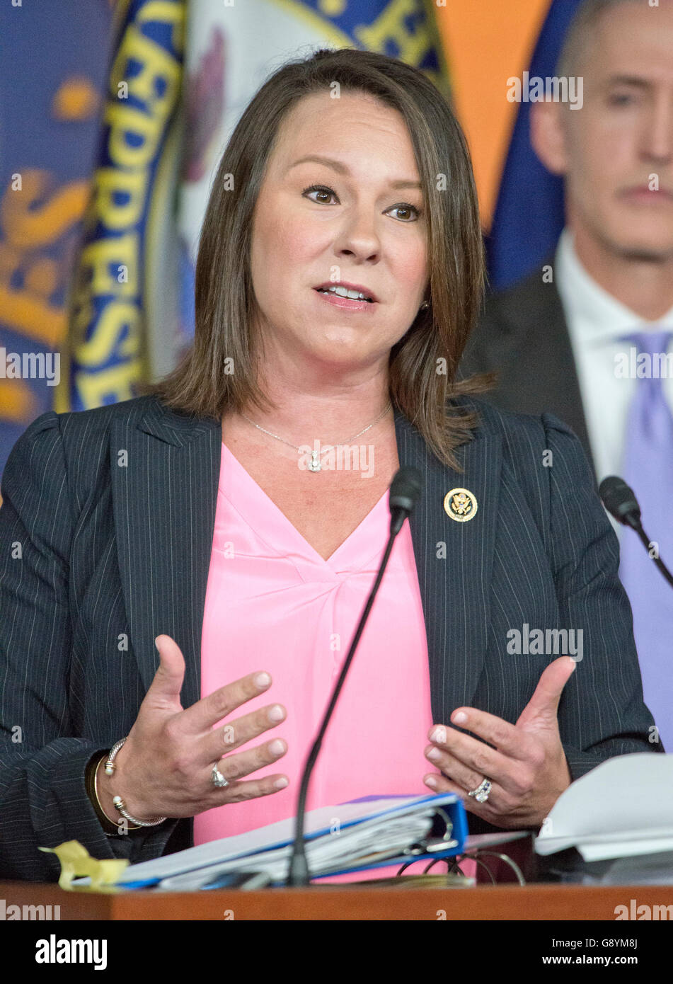 US-amerikanischer Jurist Martha Roby (Republikanische of Alabama), einer der republikanische Mitglieder von uns House Select Committee on die Ereignisse rund um die 2012 Terroranschlag in Benghazi, Libyen, macht Bemerkungen auf einer Pressekonferenz in der US-Kapitol in Washington, DC Ankündigung der Veröffentlichung des Ausschussberichts am Dienstag, 28. Juni 2016. Bildnachweis: Ron Sachs/CNP - kein Draht-Dienst- Stockfoto