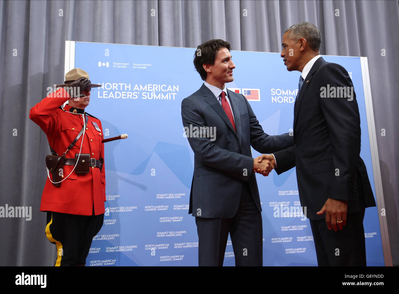 Ottawa, Kanada. 29. Juni 2016. Der kanadische Premierminister Justin Trudeau, begrüßt links, US-Präsident Barack Obama zu Beginn des North American Leaders Summit 29. Juni 2016 in Ottawa, Kanada. Bildnachweis: Planetpix/Alamy Live-Nachrichten Stockfoto