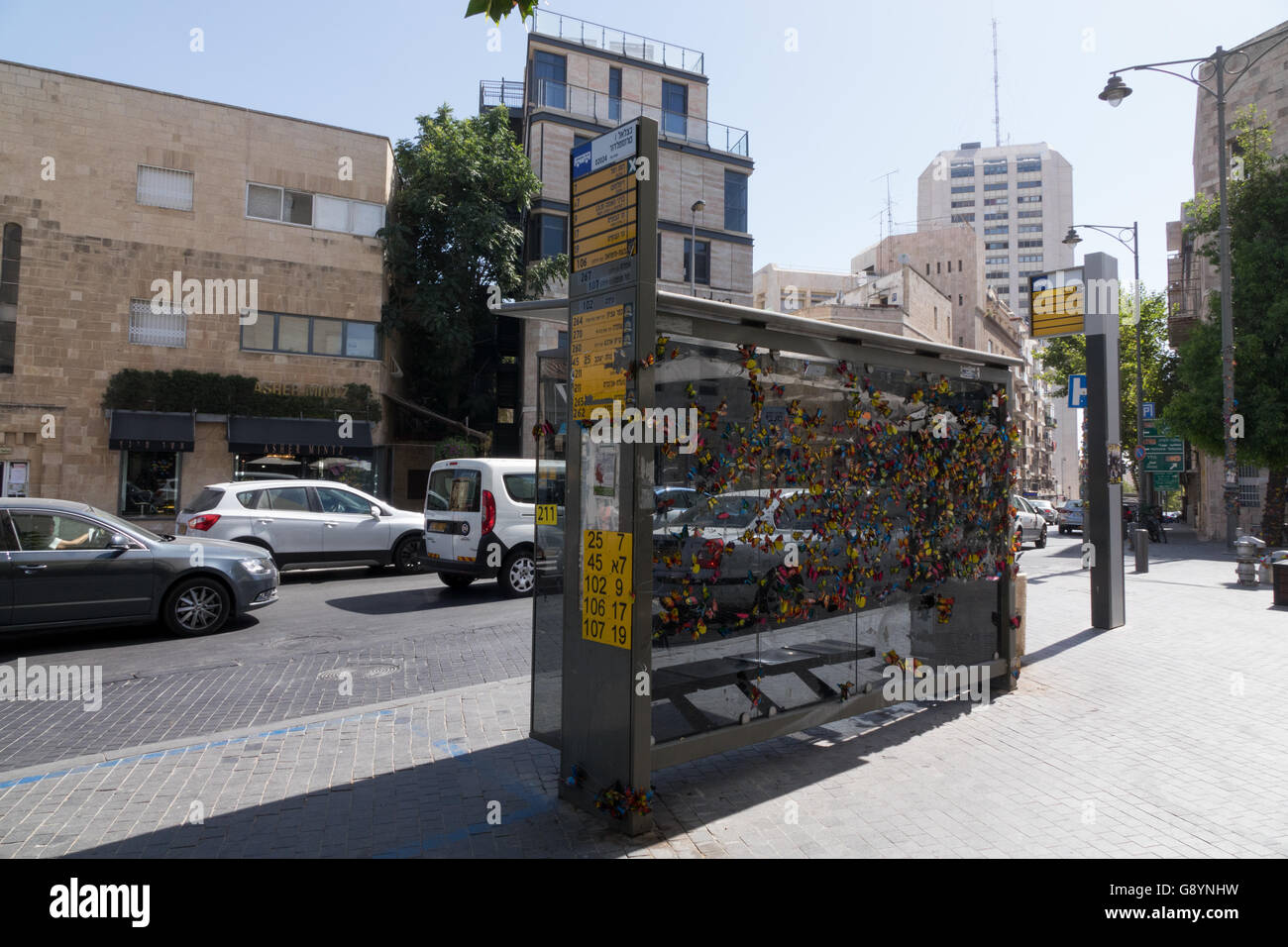 Jerusalem, Israel. 30. Juni 2016. Künstliche Schmetterlinge schmücken eine Bushaltestelle in der Nähe von Bezalel-Straße in Jerusalem. Bildnachweis: Valentin Sama-Rojo/Alamy Live-Nachrichten. Stockfoto