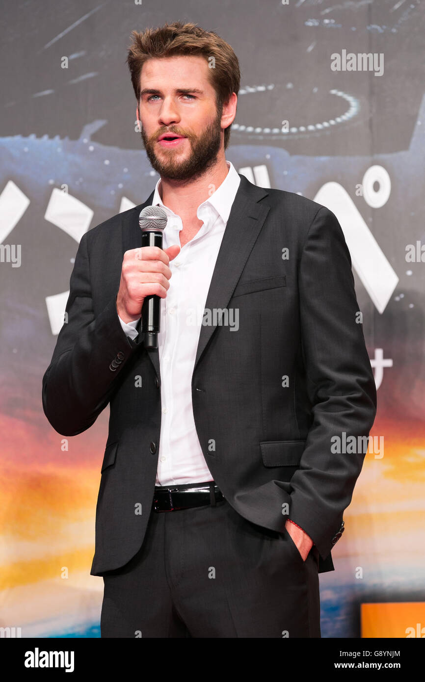 Tokio, Japan. 30. Juni 2016. Schauspieler Liam Hemsworth spricht, während eine besondere Werbeveranstaltung für Independence Day: Wiederaufleben in Roppongi Hills Arena am 30. Juni 2016, Tokio, Japan. Die Besetzung des Films erschien auf der Bühne, während ein besonderes Ereignis für die Fortsetzung der 1996 Film Independence Day Fans zu begrüßen. Der neue Film wird am 9. Juli in Japan veröffentlicht werden. Bildnachweis: Rodrigo Reyes Marin/AFLO/Alamy Live-Nachrichten Stockfoto