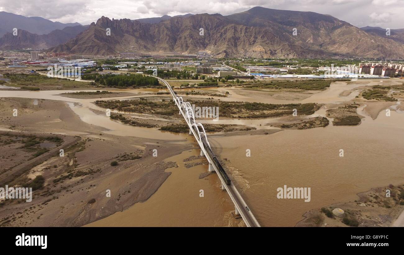 (160630)--LHASA, 30. Juni 2016 (Xinhua)--Datei Foto am 20. Juni 2016 zeigt eine Bahn auf der großen Brücke des Flusses Lhasa entlang der Qinghai-Tibet-Eisenbahn, Südwest-China Tibet autonome Region. Die Qinghai-Tibet-Eisenbahn wird 10 am 1. Juli 2016. Die 1.956 Kilometer lange Bahn, die Service im Juli 2006 begann, ist der weltweit höchste und längste Plateau Eisenbahn und auch die erste Eisenbahn der Tibet autonomen Region mit anderen Teilen von China zu verbinden. Ökologischen Schutz Maßnahmen während und nach der Bau der Eisenbahn haben dafür gesorgt, es wurde gebaut als "ein g Stockfoto