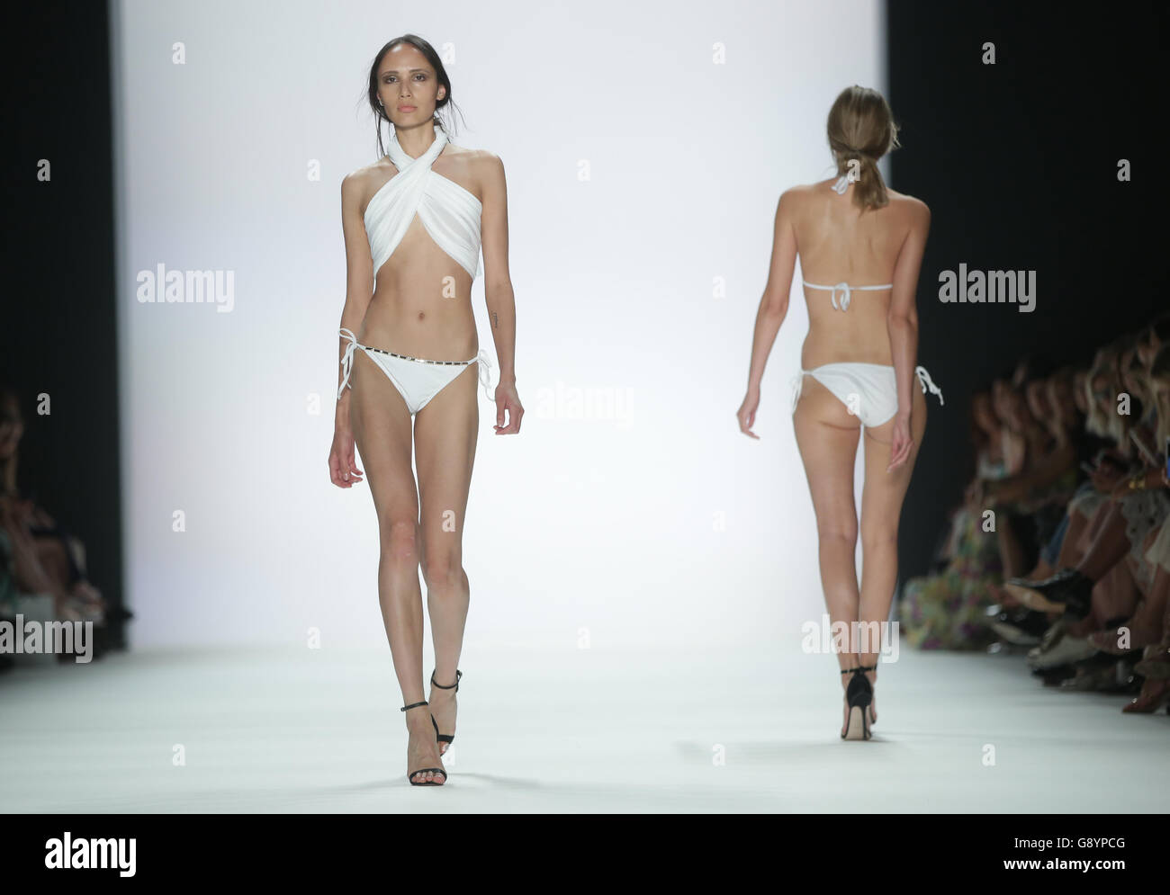 Berlin, Deutschland. 30. Juni 2016. Modelle laufen auf dem Laufsteg während der Modenschau des Labels "Dimitri" vom griechisch-italienische Designer Dimitrios Panagiotopoulos bei Mercedes-Benz Fashion Week in Berlin, Deutschland, 30. Juni 2016. Designer präsentieren ihre Kollektionen für Frühjahr/Sommer 2014 bei der aktuellen Fashion Week Berlin. Foto: Jörg Carstensen/Dpa/Alamy Live News Stockfoto