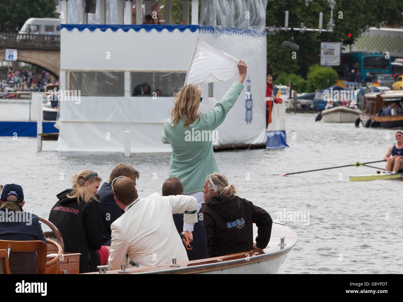 Henley on Thames, Oxfordshire, Vereinigtes Königreich. 30. Juni 2016. Sarah Winckless ist der erste weibliche Schiedsrichter bei der Henley Royal Regatta geworden. Sarah gewann Bronze bei den Olympischen Spielen 2004 in Athen und Gold bei den Weltmeisterschaften 2005 und 2006. Sie zog sich von Rudern im Jahr 2009 und erhielt die MBE im Jahr 2015. Bildnachweis: Allan Staley/Alamy Live-Nachrichten Stockfoto