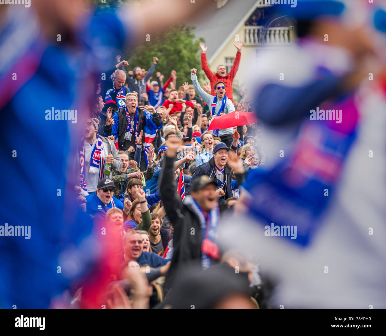 Massen in die Innenstadt von Reykjavik beobachten Island gegen England in der UEFA Euro 2016-Fußball-Turnier, Reykjavik, Island. Island 2: 1 gewonnen. 27. Juni 2016 Stockfoto