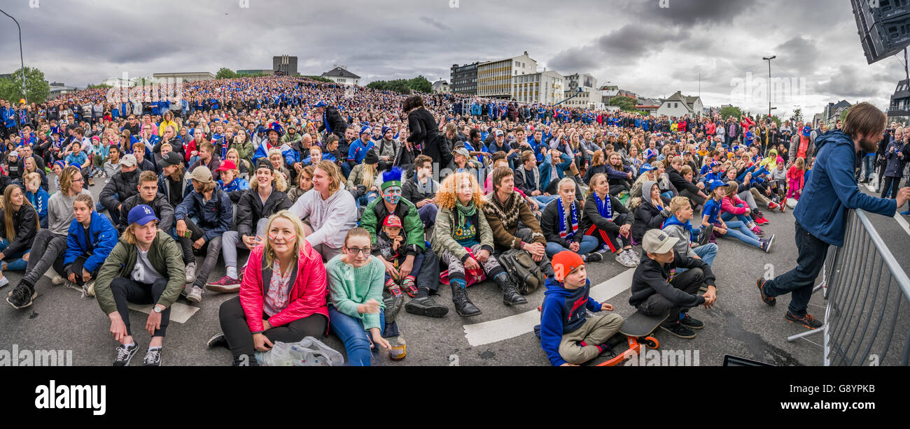 Massen in die Innenstadt von Reykjavik beobachten Island gegen England in der UEFA Euro 2016-Fußball-Turnier, Reykjavik, Island. Island 2: 1 gewonnen. 27. Juni 2016 Stockfoto