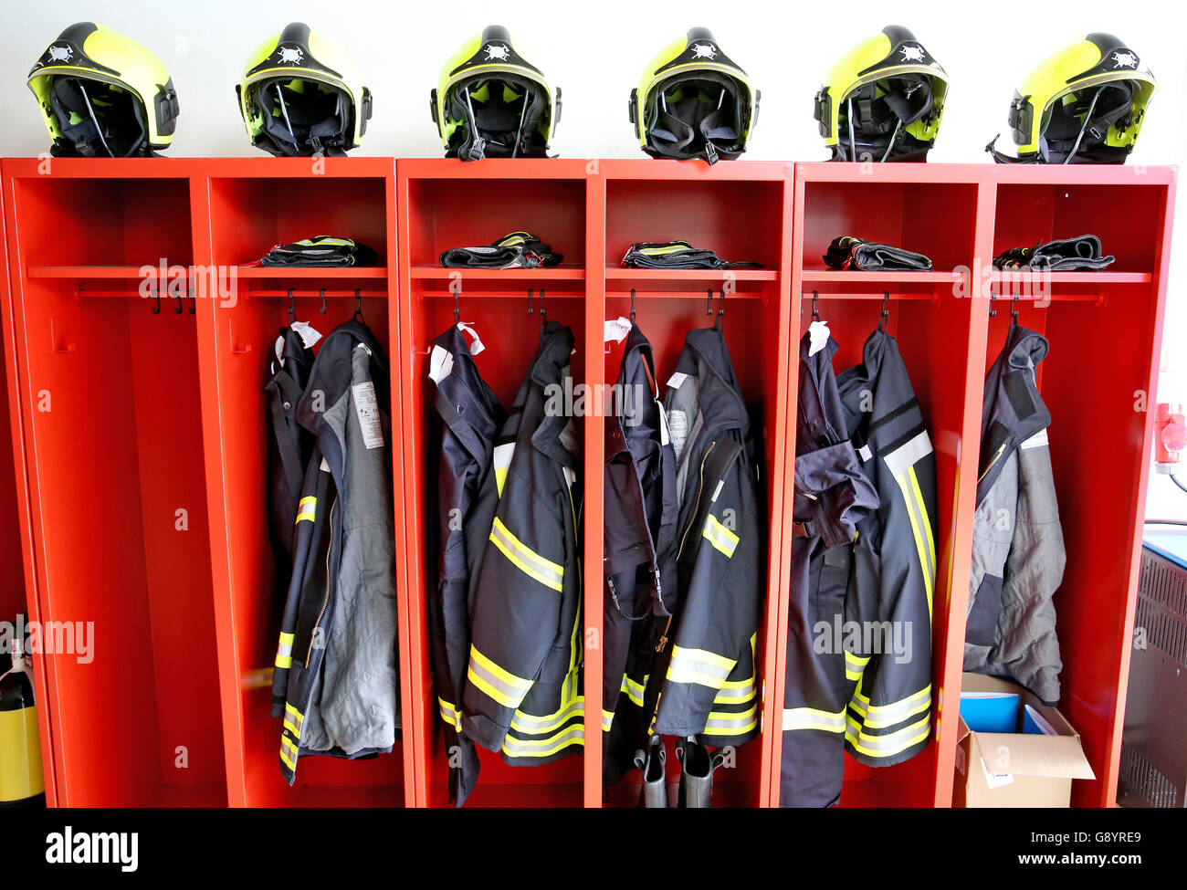 Limbach-Oberfrohna, Deutschland. 27. Juni 2016. Die Garderobe einer  Feuerwehr in Limbach-Oberfrohna, Deutschland, 27. Juni 2016. Foto: Jan  Woitas/Dpa/Alamy Live News Stockfotografie - Alamy