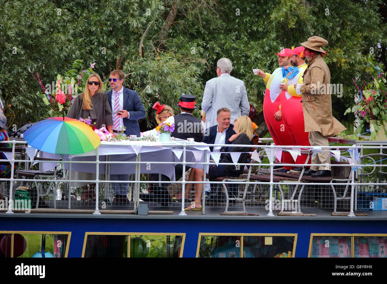Ruderer aus der ganzen Welt kamen zu den jährlichen Henley Royal Regatta 2016. Zuschauer beobachten den Wettbewerb von oben auf einem Flussschiff. Stockfoto