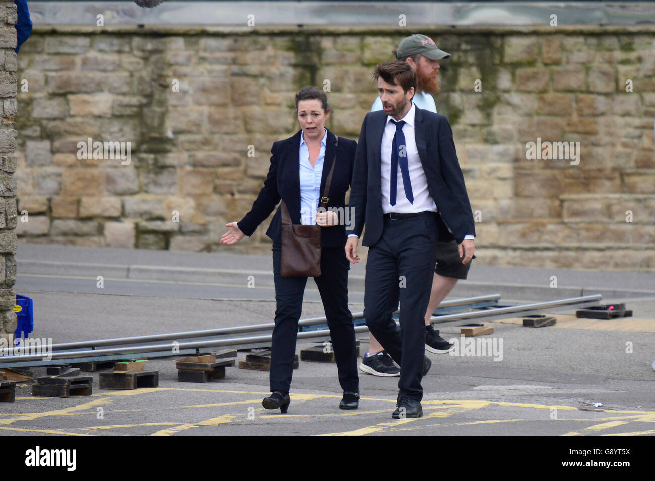 West Bay, Dorset, UK. 30. Juni 2016. Darsteller Olivia Colman spielt Detective Miller und David Tennant, Detektiv Hardy in Broadchurch spielt, Dreharbeiten einer Szene außerhalb der fiktiven Broadchurch Polizeistation befindet sich in West Bay in Dorset.  Die dritte Serie von ITV-Erfolgsshow wird voraussichtlich 2017 - Bild ausgestrahlt werden: Graham Hunt Fotografie/Alamy Live News Stockfoto