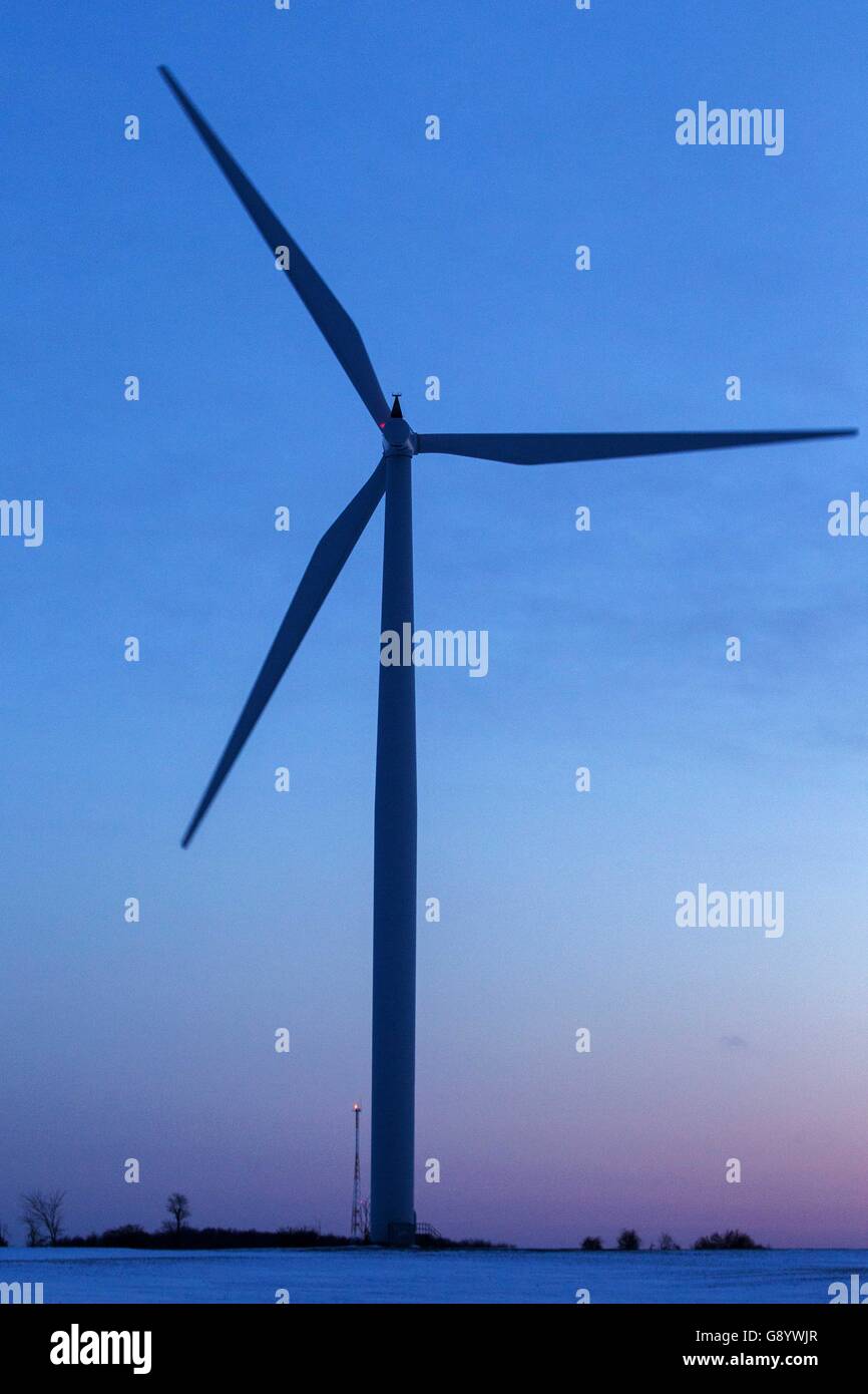 Marysville, Ontario, Kanada. 23. Januar 2016. Windkraftanlagen kurz vor Sonnenaufgang auf Wolfe Island in der Nähe von Marysville, ont., auf Samstag, 23. Januar 2016. © Lars Hagberg/ZUMA Draht/Alamy Live-Nachrichten Stockfoto