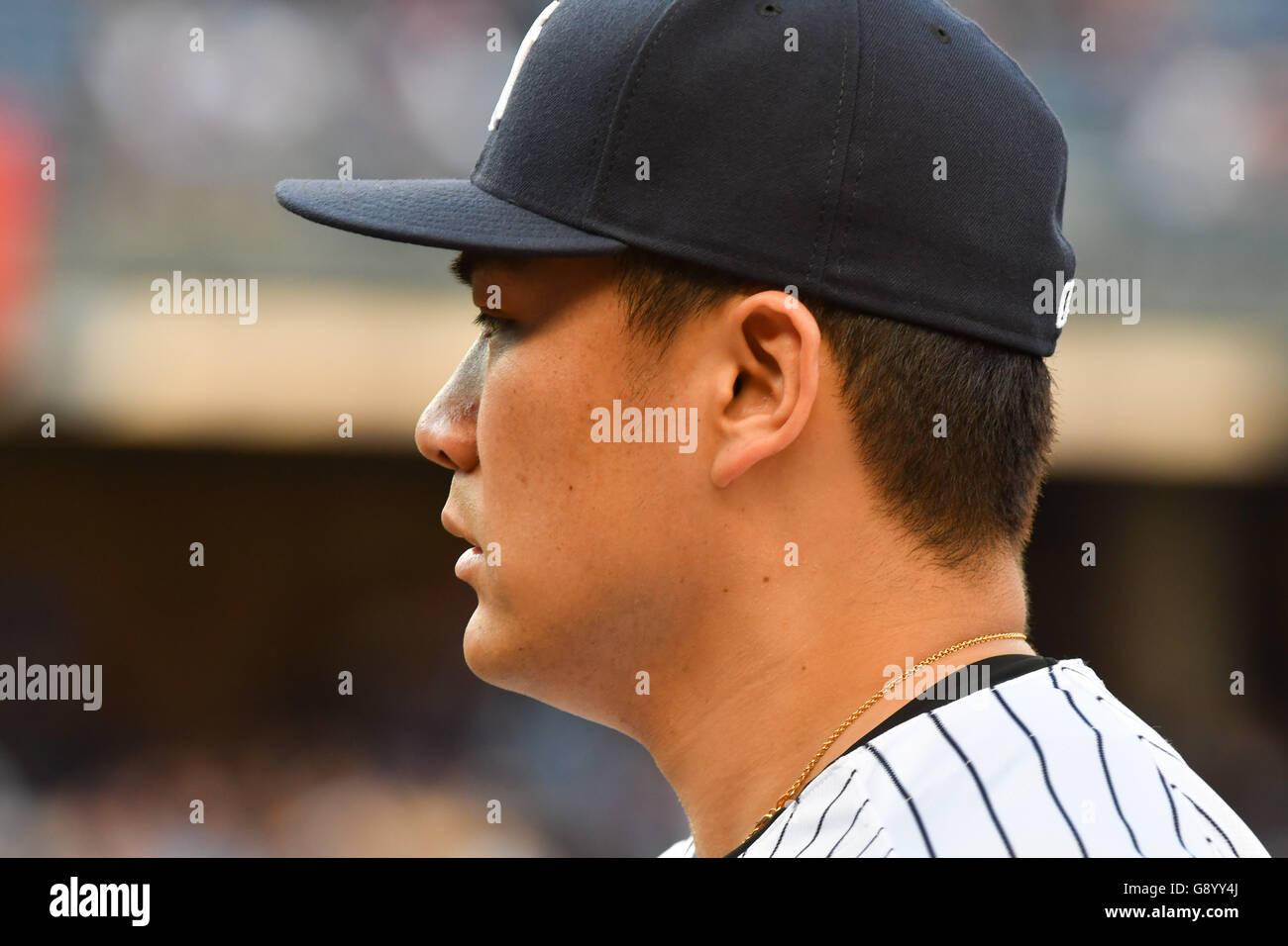 Bronx, New York, USA. 29. Juni 2016. Masahiro Tanaka (Yankees), 29. Juni 2016 - MLB: Masahiro Tanaka von der New York Yankees geht auf der Trainerbank vor dem Hauptliga-Baseball-Spiel gegen die Texas Rangers im Yankee Stadium in der Bronx, New York, Vereinigte Staaten von Amerika. © Hiroaki Yamaguchi/AFLO/Alamy Live-Nachrichten Stockfoto