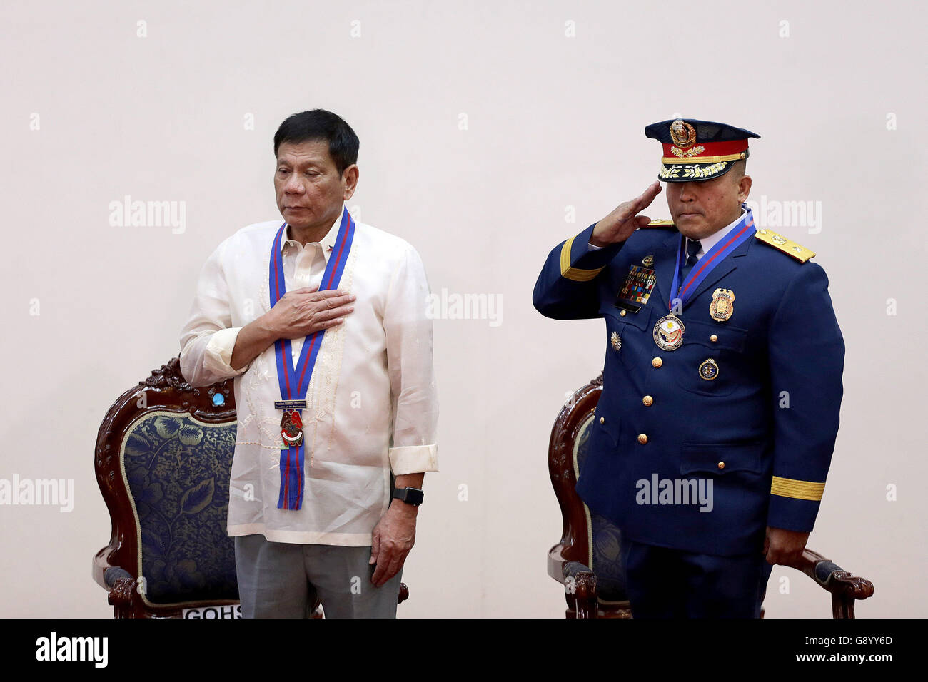 Quezon City. 1. Juli 2016. Philippinische Präsident Rodrigo Duterte (L) besucht die Übernahme der Befehl Zeremonie der nationalen Polizei-Chef Ronald Dela Rosa (R) in Quezon City 1. Juli 2016. © Rouelle Umali/Xinhua/Alamy Live-Nachrichten Stockfoto