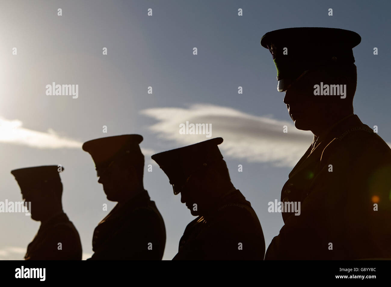 Newtownards, County Down, Nordirland. 1. Juli 2016. Mitglieder der Irish Guards an der nationalen Mahnwache zum Gedenken an den hundertsten Jahrestag der ersten Tag der Schlacht an der Somme, Somme Museum, Newtownards, County Down, Nordirland, 1. Juli 2016. Bildnachweis: Radharc Bilder/Alamy Live-Nachrichten Stockfoto