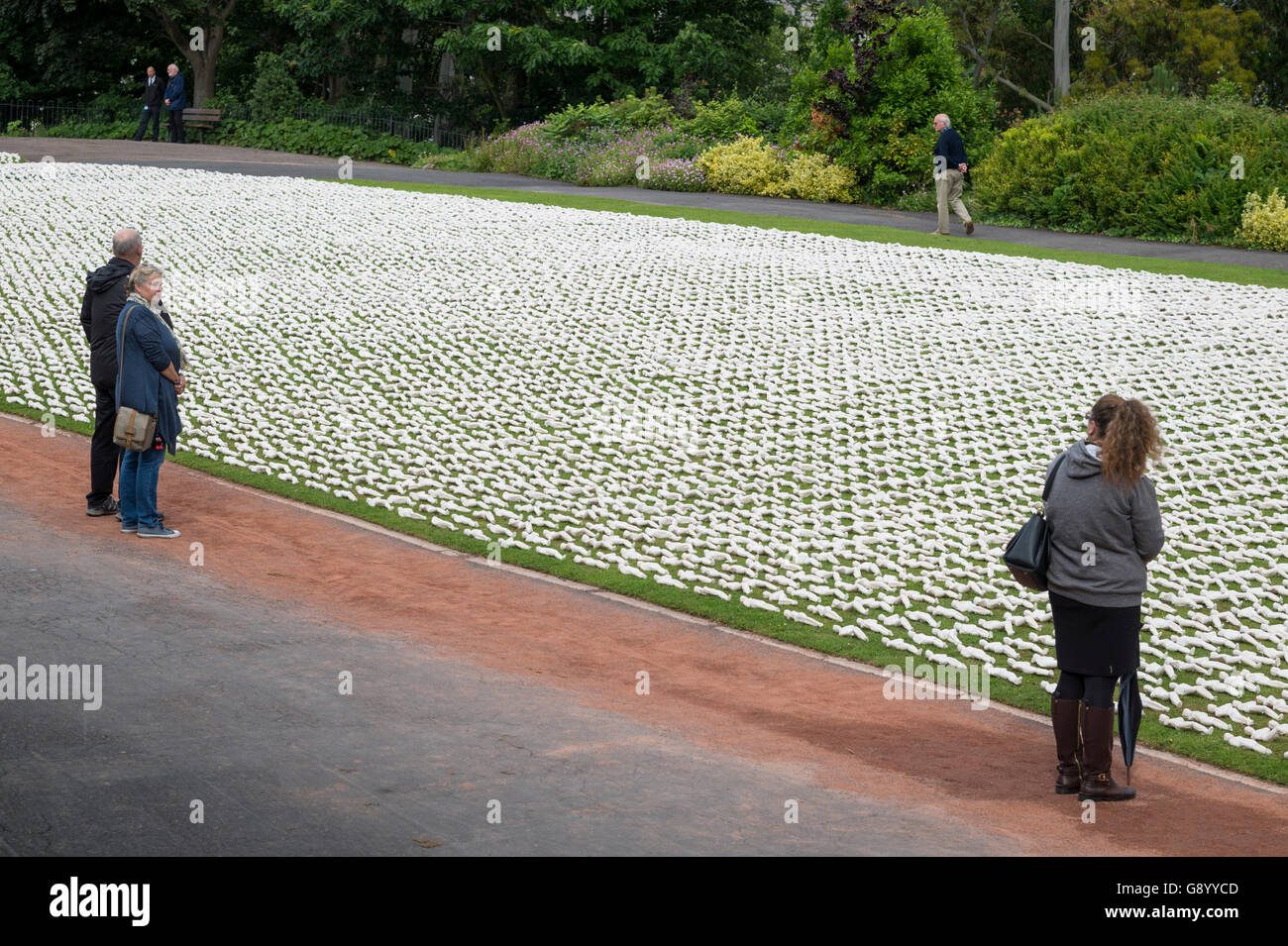Exeter, UK. 1. Juli 2016. Die Schlacht an der Somme erinnert in Northernhay Gärten, Exeter, UK, 19.240 verhüllte Figuren des Künstlers Rob Heard angelegt, die alliierten Soldaten vertreten, die am ersten Tag der Schlacht im Jahr 1916 starb. Jede Plastikfigur ist in einem handgenähten Leichentuch gewickelt. Theo Moye/Alamy Live-Nachrichten Stockfoto