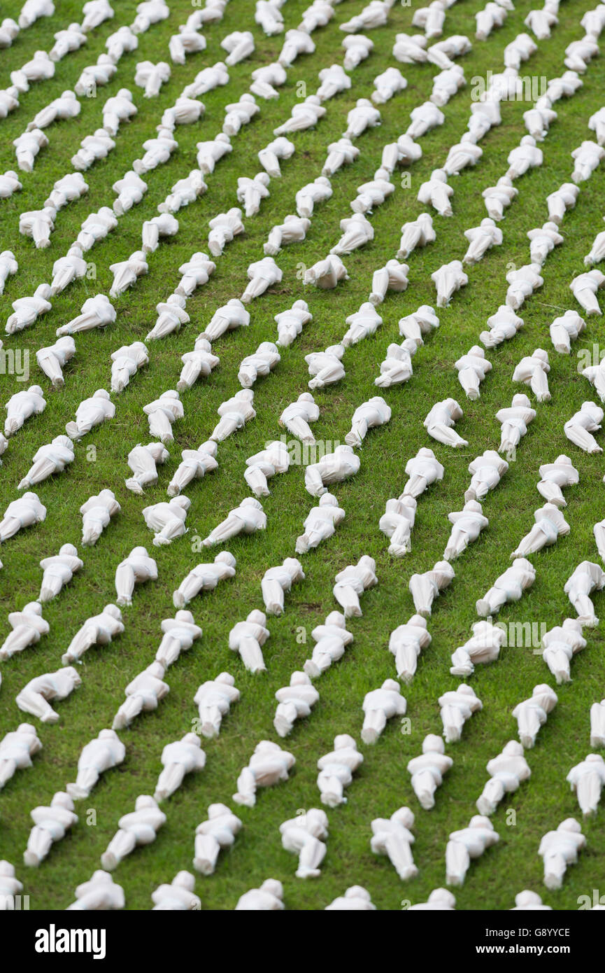 Exeter, UK. 1. Juli 2016. Die Schlacht an der Somme erinnert in Northernhay Gärten, Exeter, UK, 19.240 verhüllte Figuren des Künstlers Rob Heard angelegt, die alliierten Soldaten vertreten, die am ersten Tag der Schlacht im Jahr 1916 starb. Jede Plastikfigur ist in einem handgenähten Leichentuch gewickelt. Theo Moye/Alamy Live-Nachrichten Stockfoto