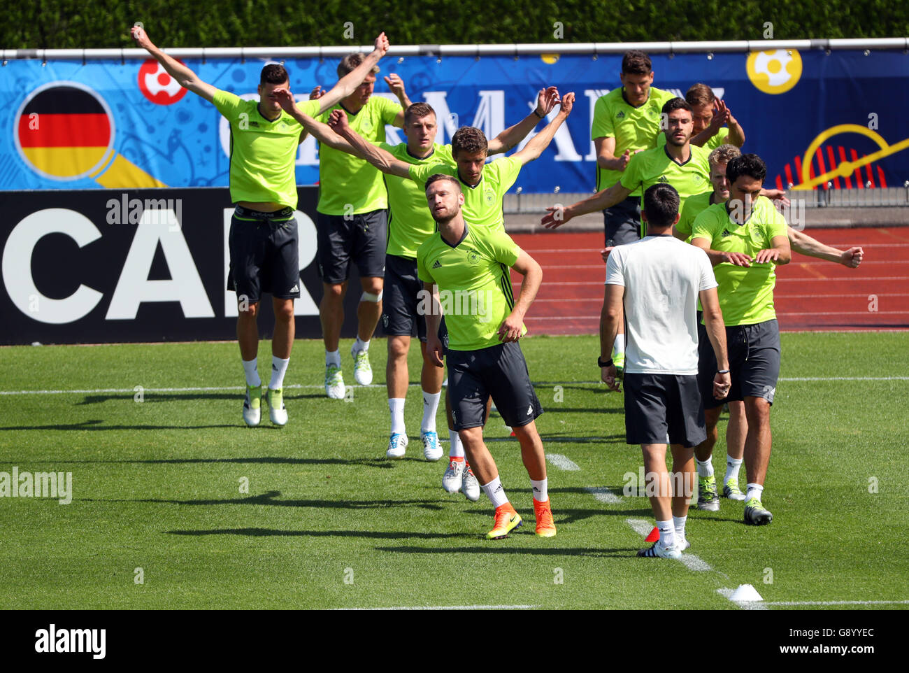 Evian, Frankreich. 1. Juli 2016. Spieler von Deutschland sind während einer Trainingseinheit der deutschen Fußball-Nationalmannschaft auf dem Trainingsplatz neben Team Hotel in Evian, Frankreich, 1. Juli 2016 gesehen. Deutschland wird Italien bei der UEFA Euro 2016 Viertelfinale in Bordeaux am 02. Juli spielen. Foto: Christian Charisius/Dpa/Alamy Live News Stockfoto