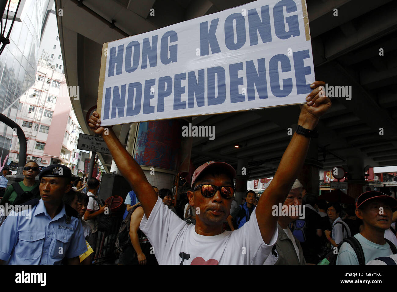 Hong Kong. 1. Juli 2016. Ein Mann wirft Banner, die HONG KONG Unabhängigkeit liest. Hong Kong-Bürger-Begriff, frei von der Herrschaft der chinesischen Regierung unabhängigen Staat zu errichten haben geschwankt, mit der Erhöhung der Peking Regierungen politische Einmischung in Hong Kong Angelegenheiten. 1. Juli 2016. Liau Chung Ren/ZUMA Credit: Liau Chung Ren/ZUMA Draht/Alamy Live-Nachrichten Stockfoto