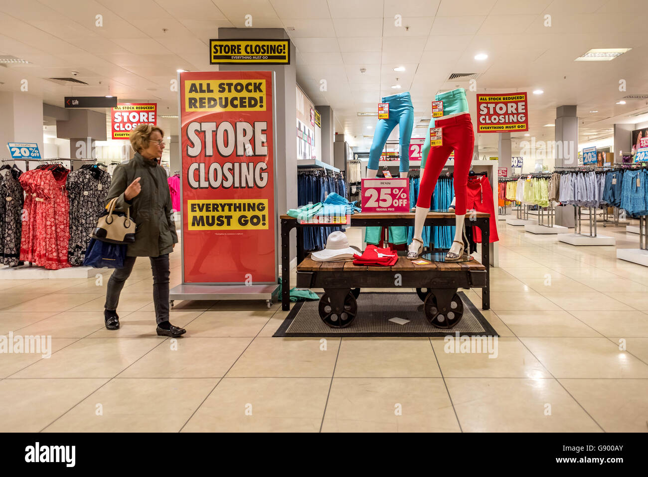 Brighton, UK. 1. Juli 2016. Die bald-zu-schließen British Home Stores in Churchill Square, Brighton, mit ihren massiven Speicher schließen klar-Out Verkauf heute. Bildnachweis: Andrew Hasson/Alamy Live-Nachrichten Stockfoto