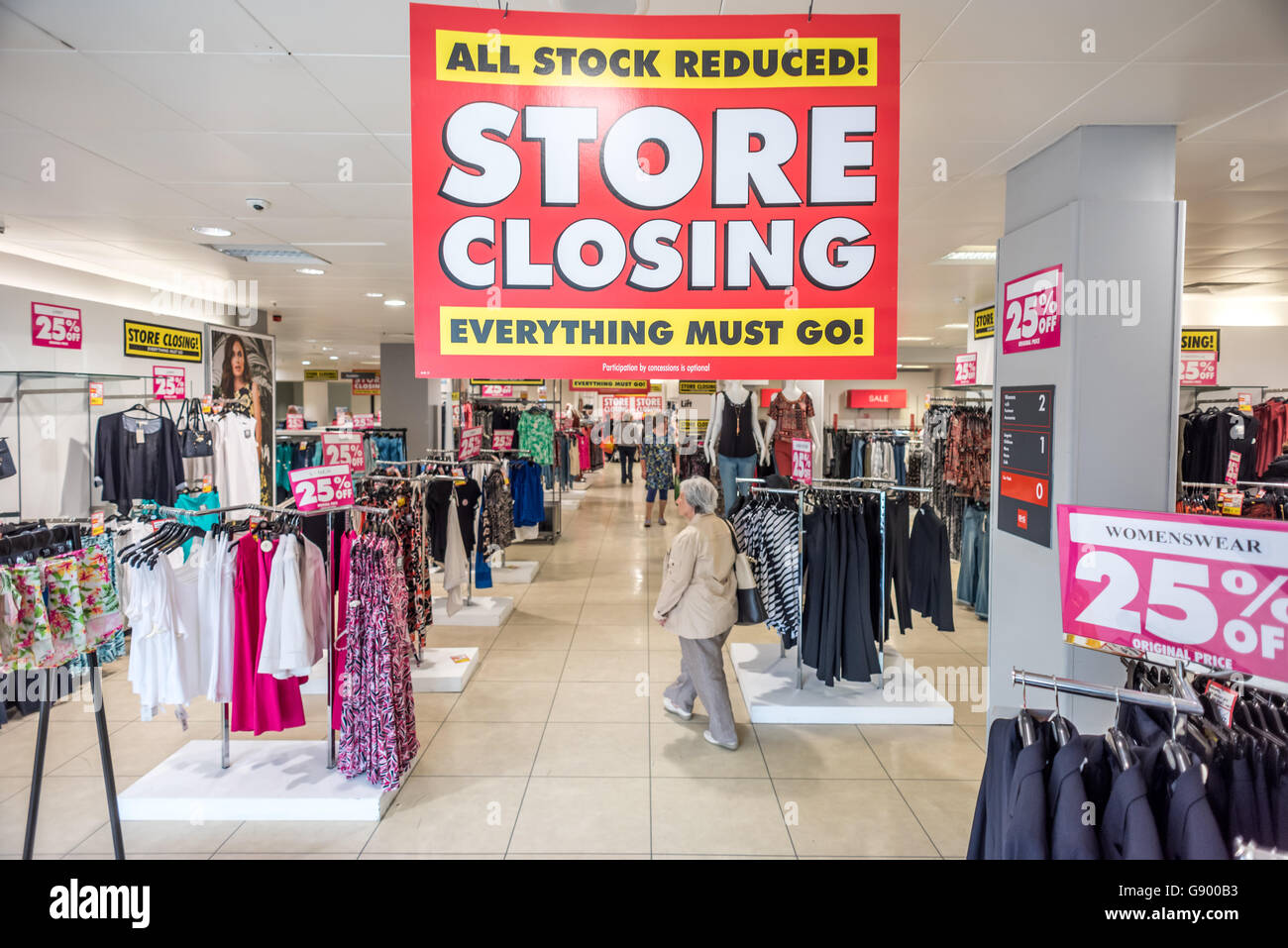 Brighton, UK. 1. Juli 2016. Die bald-zu-schließen British Home Stores in Churchill Square, Brighton, mit ihren massiven Speicher schließen klar-Out Verkauf heute. Bildnachweis: Andrew Hasson/Alamy Live-Nachrichten Stockfoto