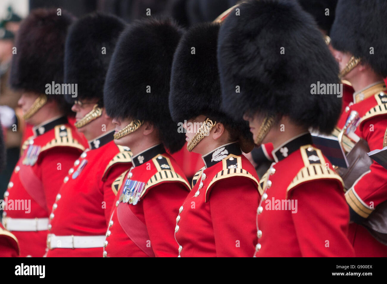 Kenotaph, Belfast, UK. 1. Juli 2016. Mitglieder des 1. Bataillon Irish Guards am Cenotaph, Belfast Nordirland auf dem 100. Jahrestag der Schlacht an der Somme-Credit: Bonzo/Alamy Live News Stockfoto