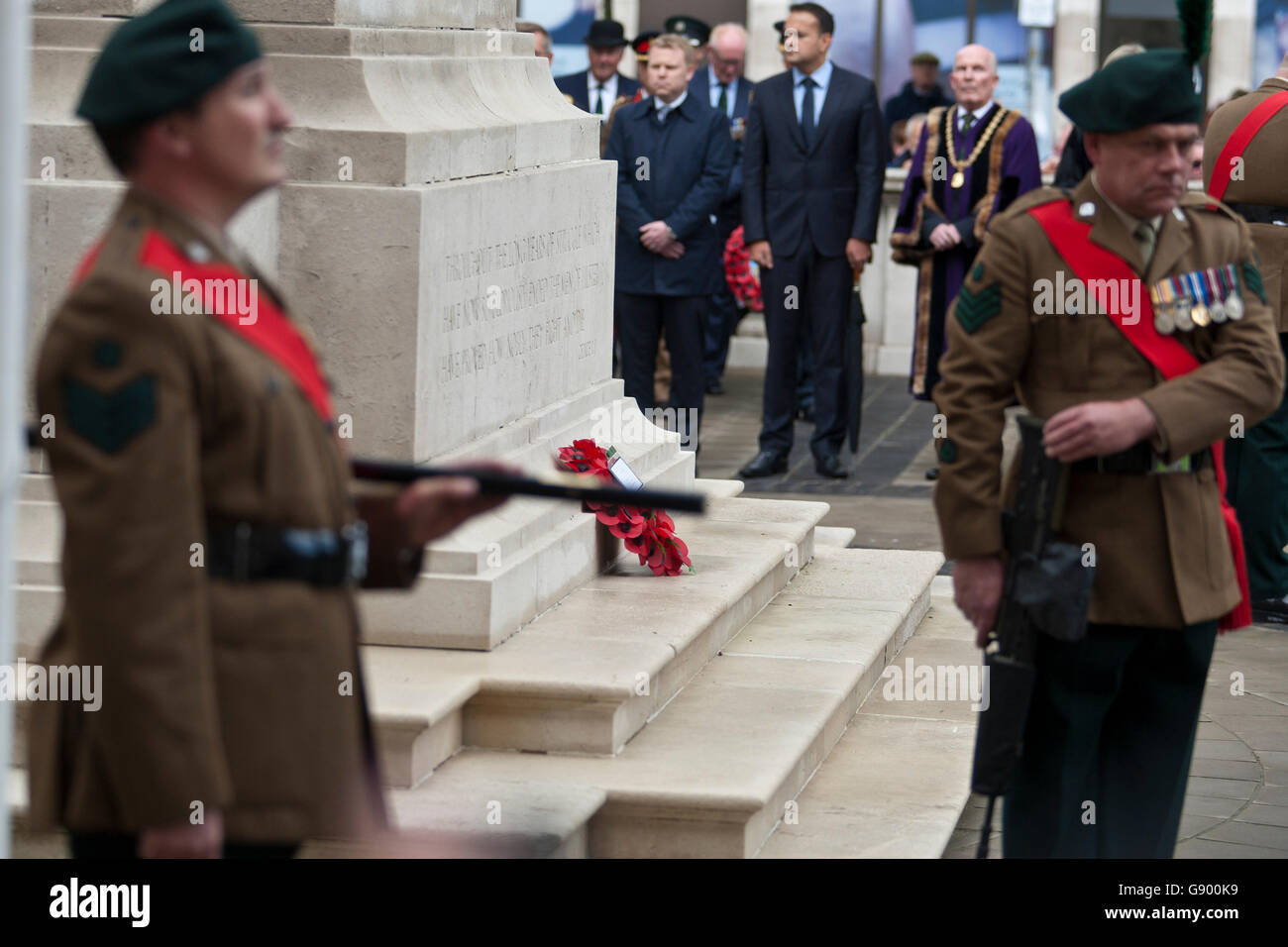 Kenotaph, Belfast, UK. 1. Juli 2016. Einem einzigen Kranz Auflegen der Kenotaph, Belfast Nordirland mit drei Wachposten im Dienst auf dem 100. Jahrestag der Schlacht an der Somme-Kredit: Bonzo/Alamy Live News Stockfoto