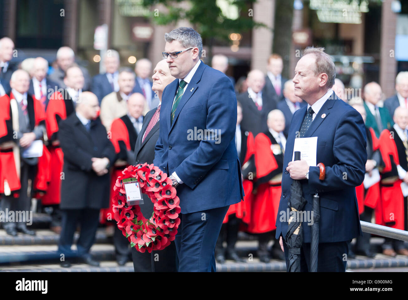 Kenotaph, Belfast, UK. 1. Juli 2016.  Dr. William McCrea (L), Gavin Robinson MP (C) hält einen Kranz AndMr William Humphery am Cenotaph, Belfast Nordirland auf dem 100. Jahrestag der Schlacht an der Somme-Credit: Bonzo/Alamy Live News Stockfoto