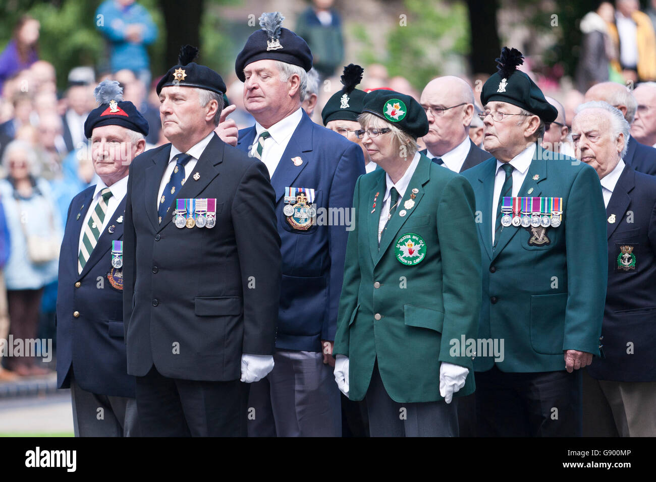 Kenotaph, Belfast, UK. 1. Juli 2016. Frau H Taylor von der 36th (Ulster) Abteilung Alte Kameraden Association of Canada hält einen Kranz an der Kenotaph, Belfast Nordirland auf dem 100. Jahrestag der Schlacht von Somm Credit verlegt werden: Bonzo/Alamy Live News Stockfoto