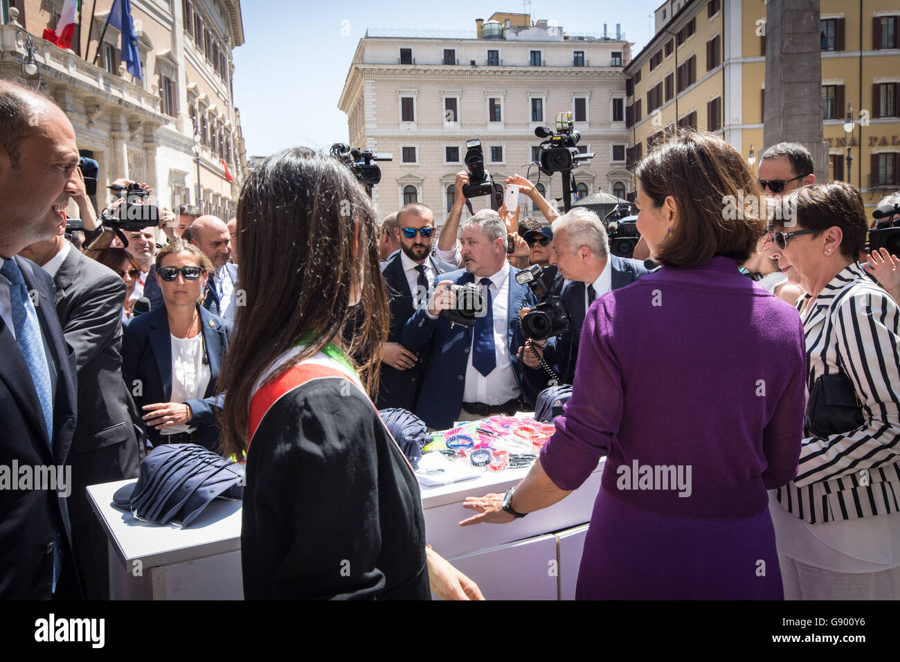 Rom, Italien. 1. Juli 2016. Rom am 1. Juli Präsentation der Kampagne "das ist nicht Liebe" Bewusstsein gegen Gewalt gegen Frauen, in Piazza Montecitorio. Lokalen Caption *** Rom 1. Juli Präsentation der Kampagne "das ist nicht Liebe" Bewusstsein gegen Gewalt gegen Frauen, abgebildet, Laura Boldrini, Angelino Alfano, Virginia Raggi, Paola Basiloni Credit: Andrea Ronchini/Alamy Live News Stockfoto