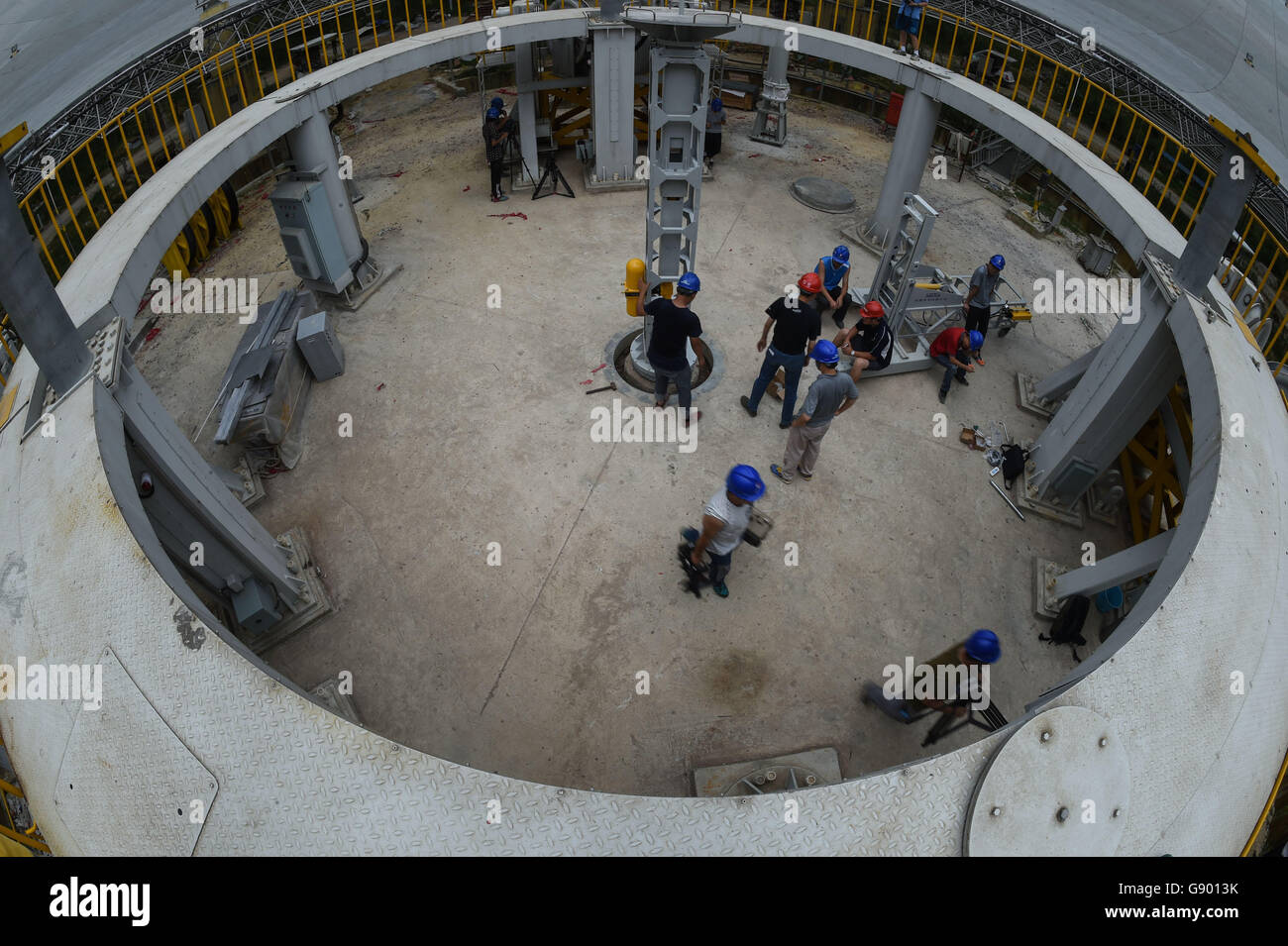 (160701)--PINGTANG, 1. Juli 2016 (Xinhua)--Arbeiter arbeiten auf einer Baustelle der fünfhundert Meter Blende sphärische Teleskop oder "Schnell" in Pingtang County, Südwesten Chinas Provinz Guizhou, 29. Juni 2016. SCHNELL, dem weltweit größten Radioteleskop, hat jemals einen Gericht-artigen Reflektor, der ist 500 Meter im Durchmesser und von 4.450 Platten aus. Nun haben Techniker 4.443 Paneele montiert. Die Montage Arbeiten des Reflektors wird am 3. Juli abgeschlossen sein. Das Teleskop wird verwendet, zu erkennen und erfassen von Signalen und Daten aus dem Universum. (Xinhua/Ou Dongqu) (Wyl) Stockfoto