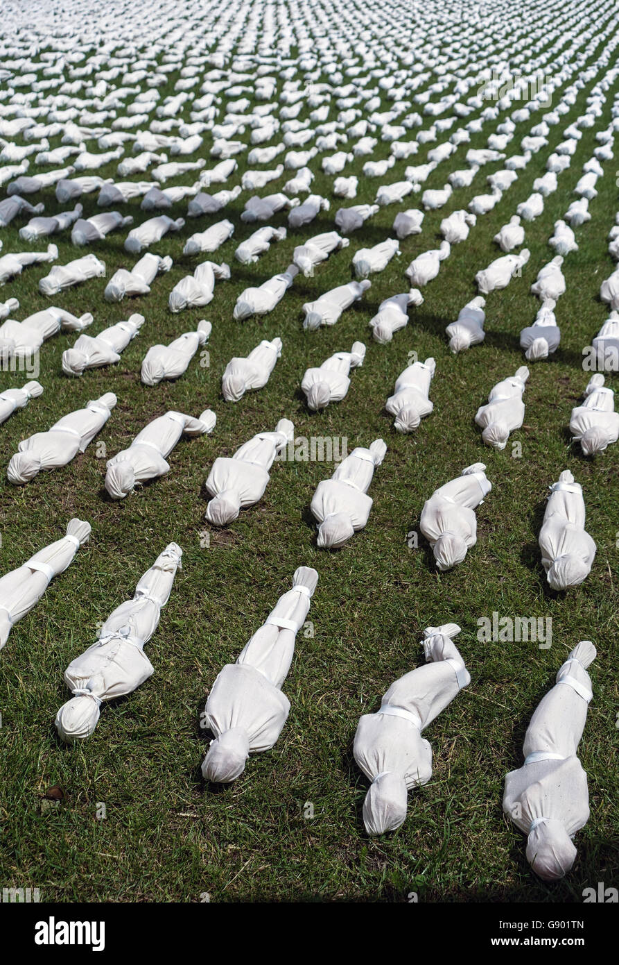 Wanten an der Somme von Künstler Rob Heard auf dem 100. Jahrestag des ersten Tages der Schlacht an der Somme. Jeweils am ersten Tag der Schlacht gefallenen 19.240 Soldaten sind vertreten durch eine Hand gestaltete 12 Inch Figur, gewickelt und gebunden in ein Leichentuch Hand genäht und in Reihen auf dem Boden angeordnet. Stockfoto
