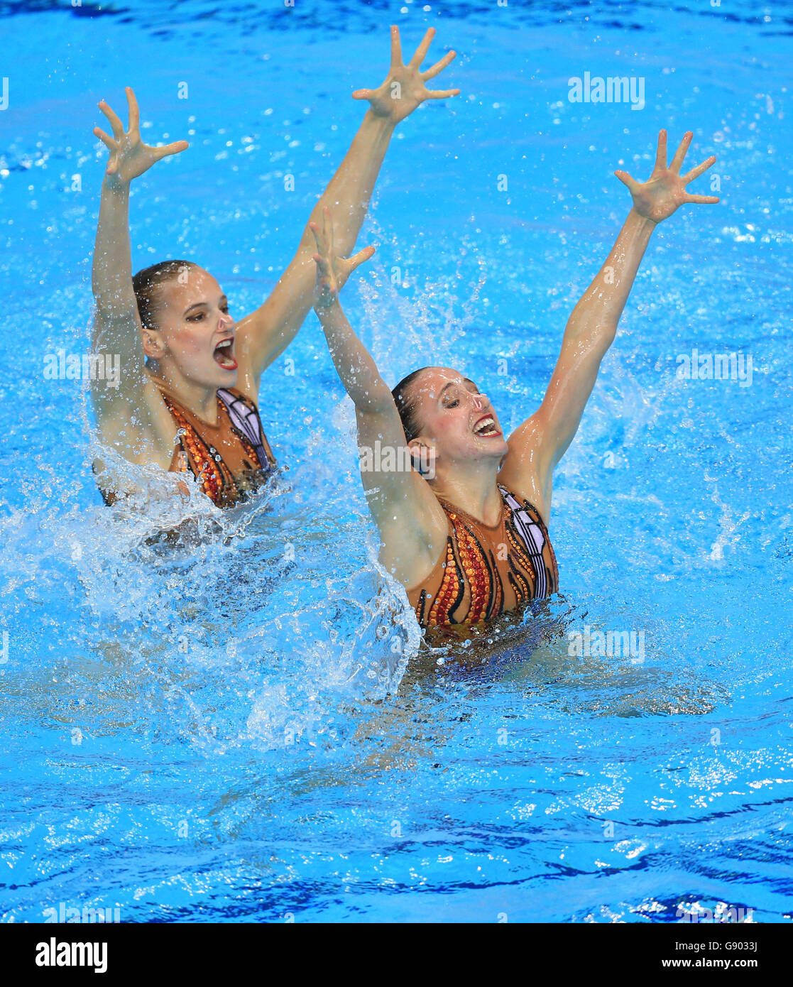 Die Schweizer Sascia Kraus und Sophie Giger treten am fünften Tag der Schwimmeuropameisterschaften im London Aquatics Centre, Stratford, beim Technischen Finale des Synchronschwimmduets auf. Stockfoto