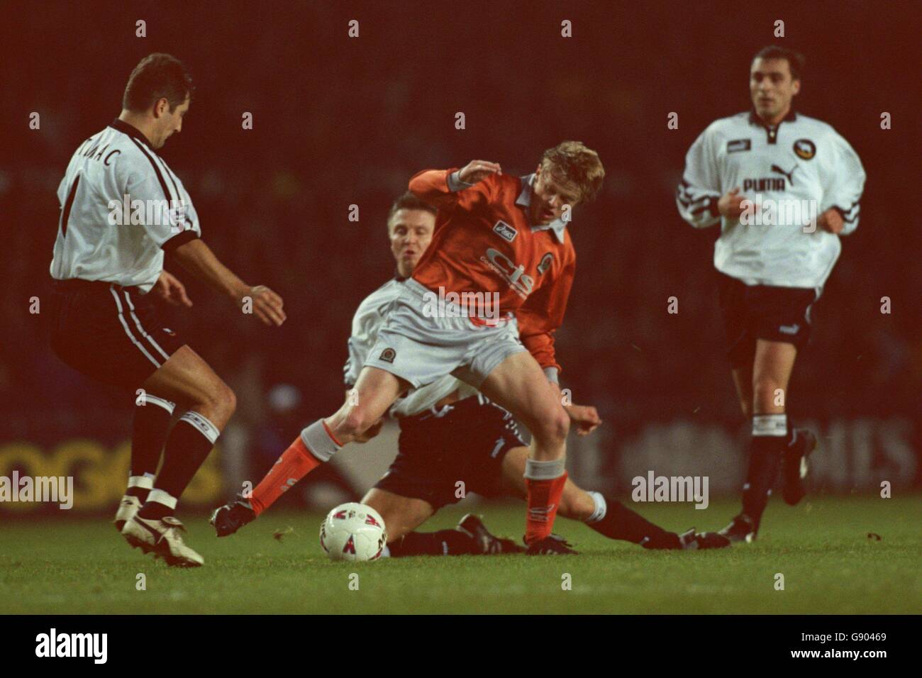 Fußball - FA Carling Premiership - Derby County / Blackburn Rovers. Damien Duff von Blackburn Rovers (Mitte, vorne) wird von Igor Stimac (links) und Jacob Laursen (Mitte, hinten) von Derby County unter Druck gesetzt Stockfoto