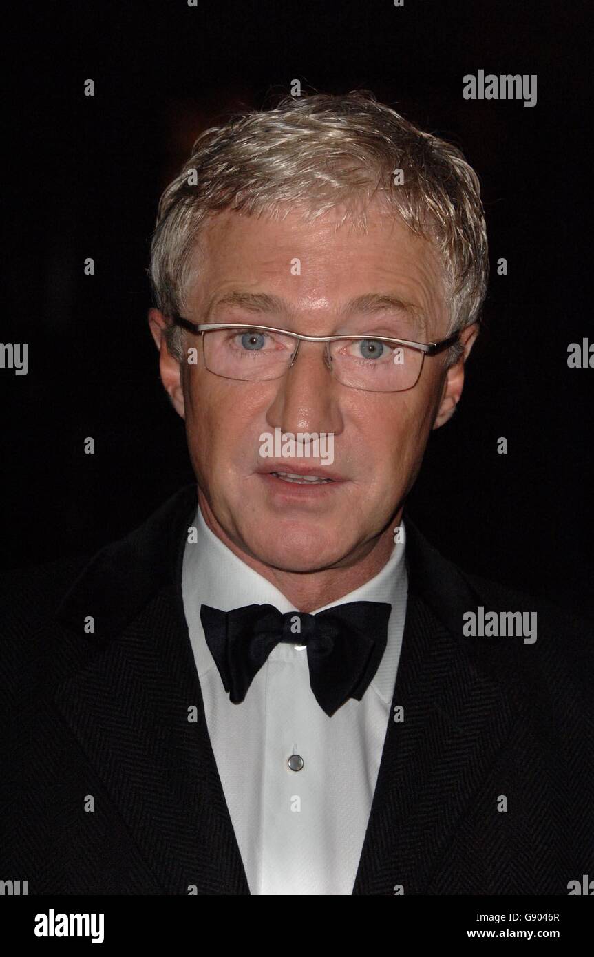 Paul O'Grady kommt zu ITV's 50th Anniversary Dinner, einem Prestigeempfang mit Champagner in Anwesenheit von HM the Queen und H.H The Duke of Edinburgh, aus der Guildhall Stockfoto