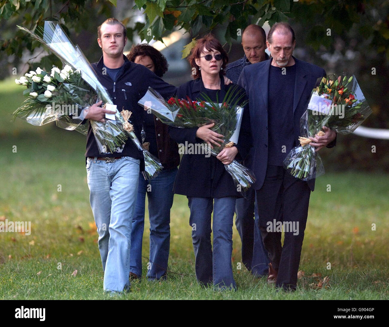 Die Familie des 24-jährigen Mordopfers Jody Dobrowski kommt am Montag, den 17. Oktober 2005, in Clapham Common, London an, um Blumen an der Stelle zu legen, an der er getötet wurde. Jody wurde in den frühen Morgenstunden des Samstags bei einem mutmaßlichen homophoben Angriff ermordet. Von links: Jodys Bruder Jake, Mutter Sheri und ihr Partner Mike Haddock. Siehe PA Geschichte POLIZEI Gay. DRÜCKEN SIE VERBANDSFOTO. Bildnachweis sollte lauten: Matthew Fearn/PA Stockfoto