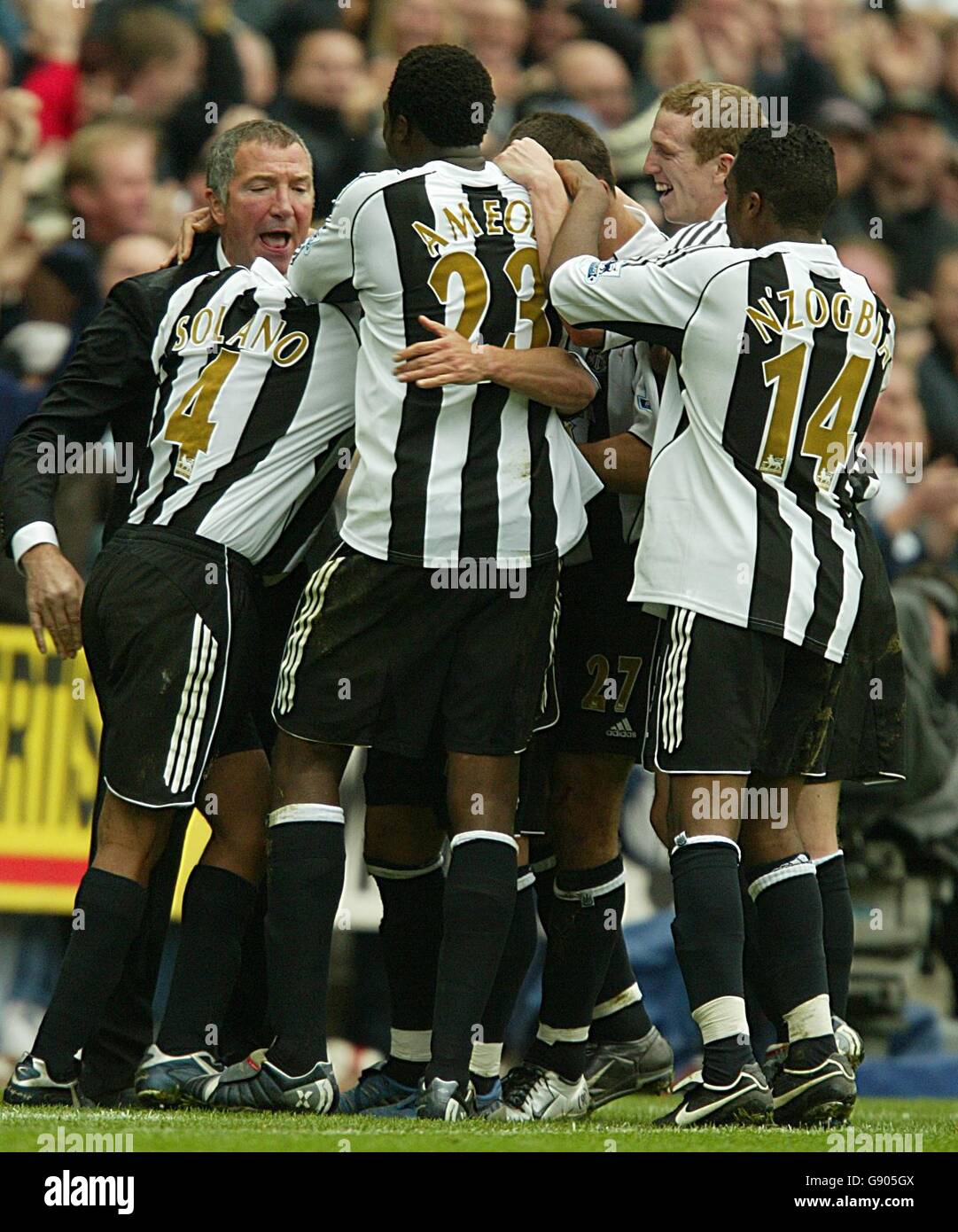 Fußball - FA Barclays Premiership - Newcastle / Sunderland - St James Park. Die Spieler von Newcastle United feiern mit Manager Graeme Souness, nachdem Belozoglu Emre ihr drittes Tor erzielt hatte Stockfoto