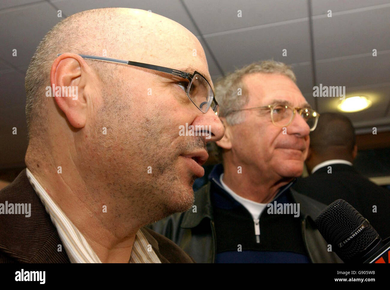 Die Regisseure Anthony Minghella (links) und Sydney Pollack sprechen mit den Medien, als sie zur Premiere der BFI London Film Week von 'Manderlay' im Odeon West End im Zentrum von London am Sonntag, 23. Oktober 2005, ankommen. DRÜCKEN Sie VERBANDSFOTO. Bildnachweis sollte lauten: James Carr/PA Stockfoto