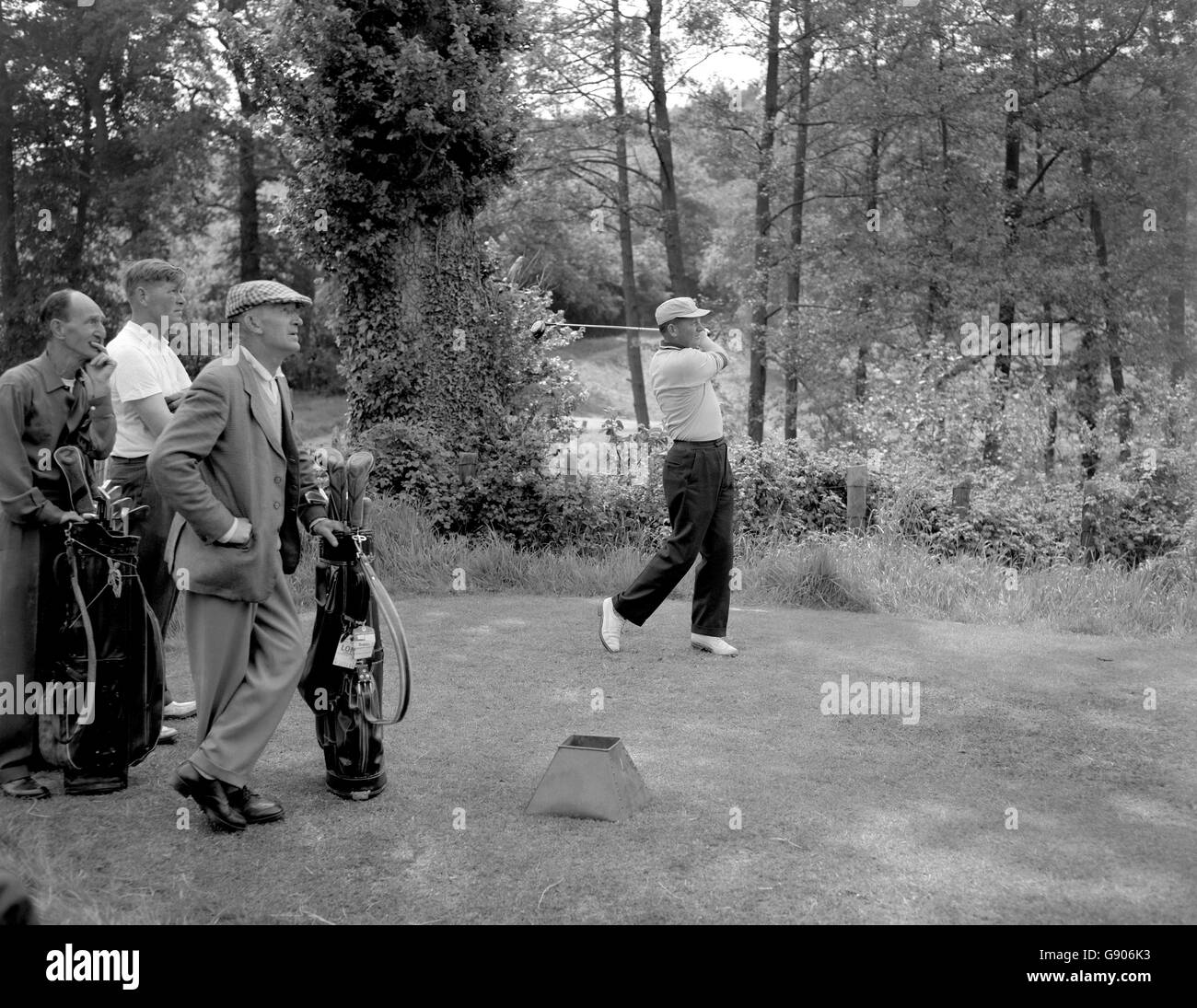 Golf - Swallow-Penfold Tournament - Southampton. Jimmy Martin fährt vom zweiten Abschlag, beobachtet von R M Mandeville (l) Stockfoto