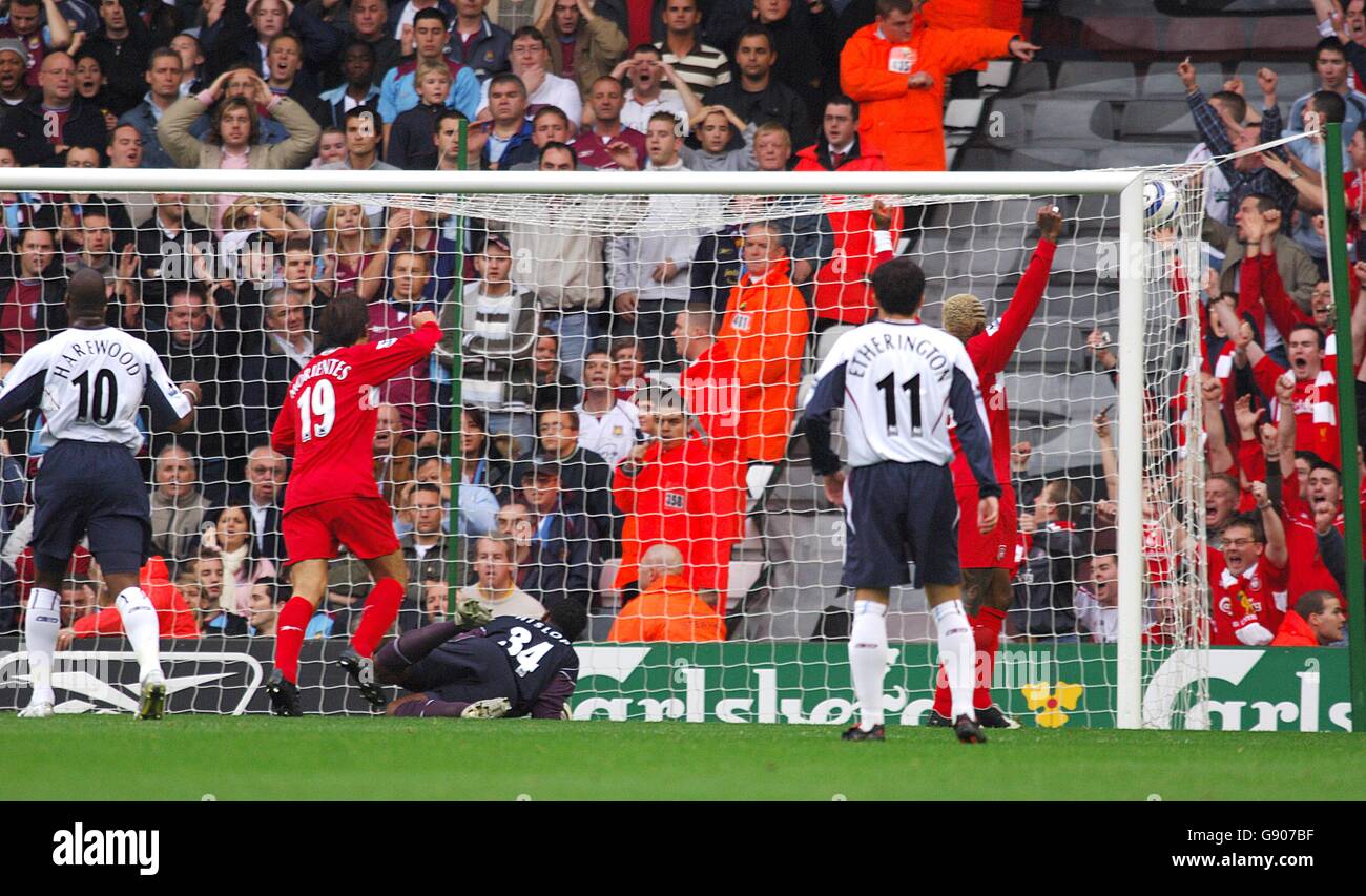 Fußball - FA Barclays Premiership - Liverpool / West Ham United - Anfield. Liverpools Xabi Alonso (nicht im Bild) schießt und schießt Stockfoto